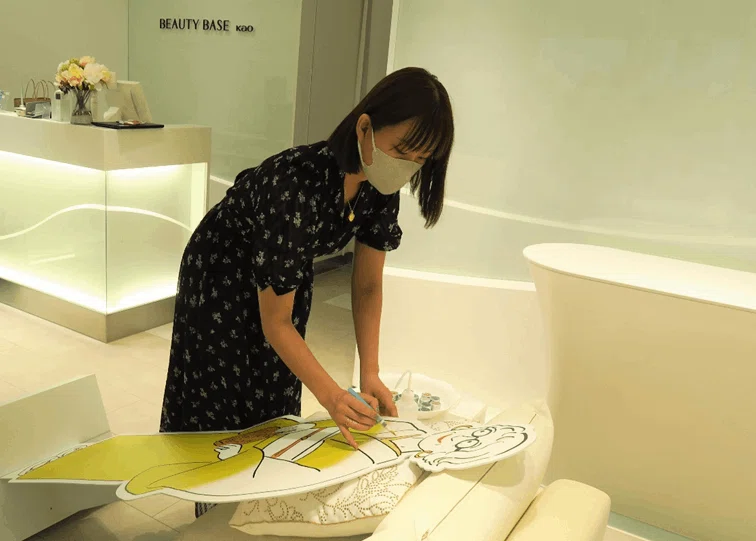 廃棄せざるをえなかった化粧品が、“アップサイクル絵具”に生まれ変わる