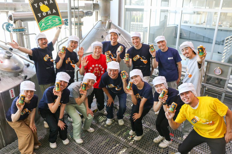 2022年ヤッホーブルーイング醸造所にて(井手社長中央)=本人提供