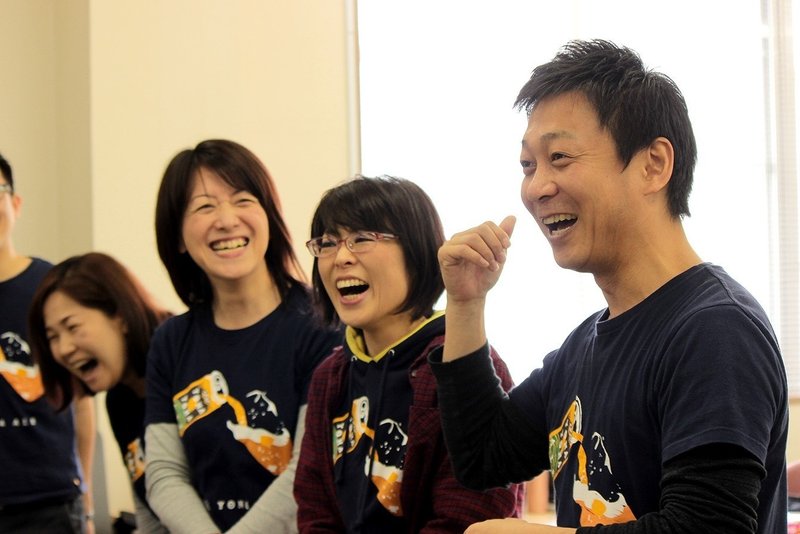 スタッフと井手社長(右)=本人提供