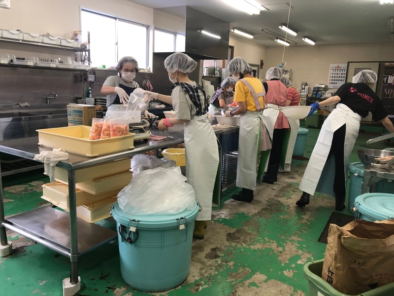 工場で働く女性たち
