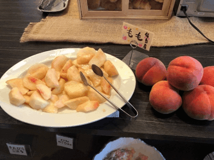 桃の乗っている皿と桃