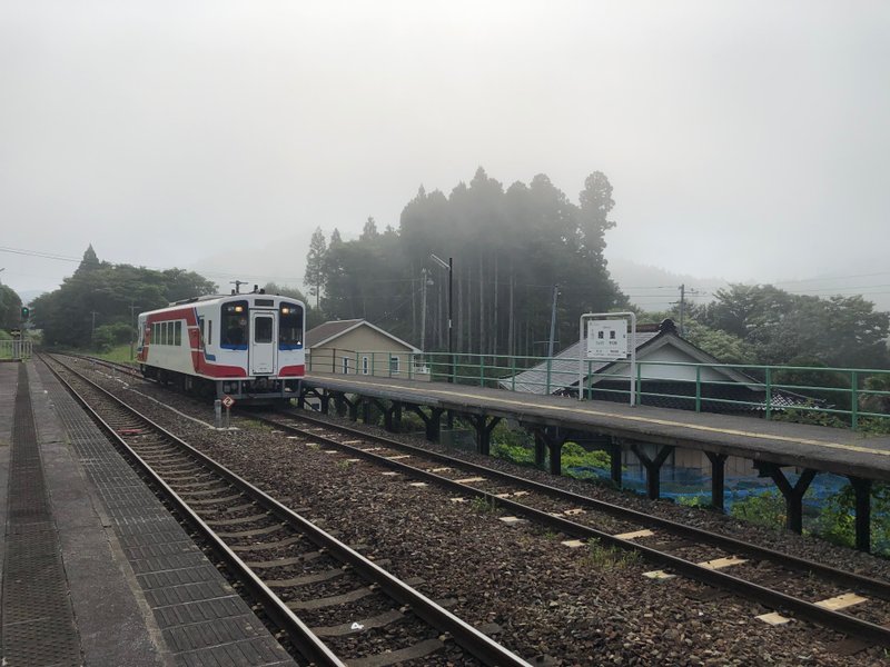 霧の中を走るさんてつ