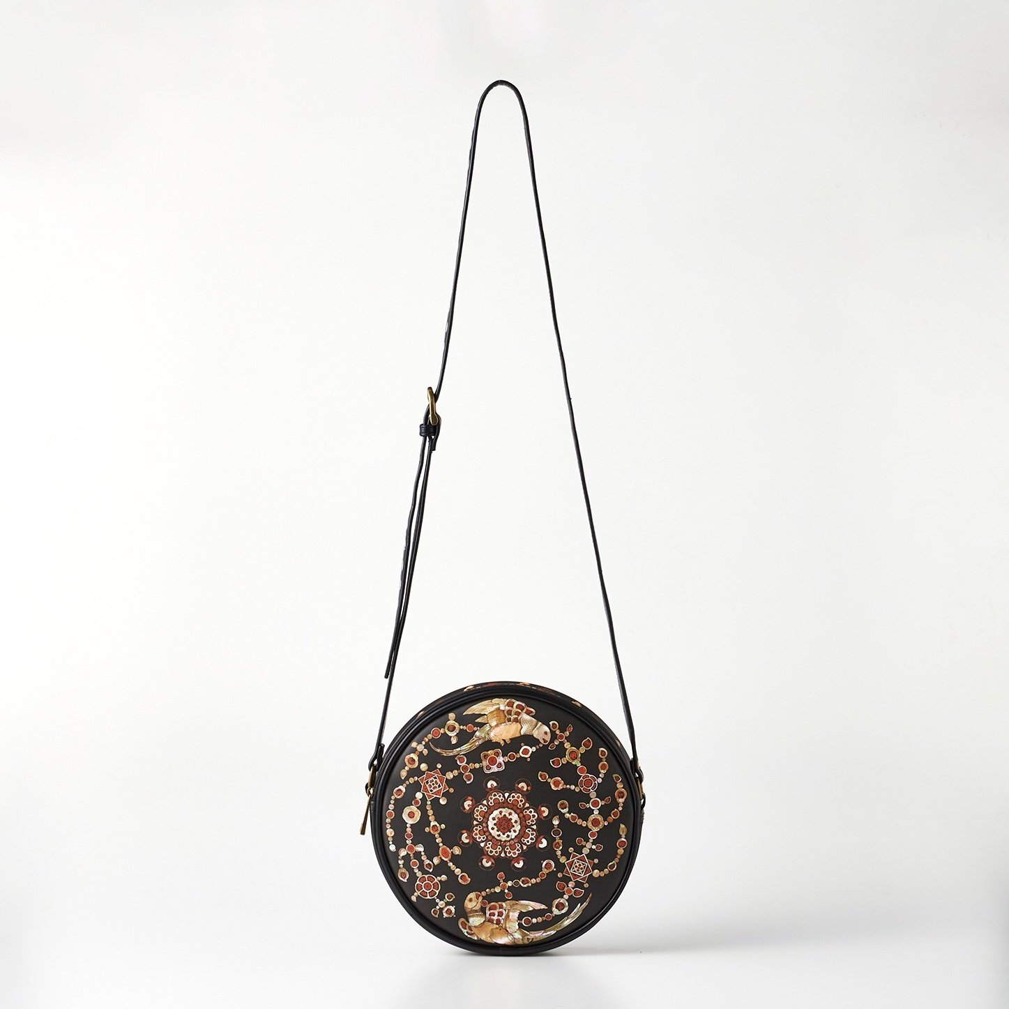 聖武天皇遺愛の宝物が収められた正倉院の扉が今年も開く……螺鈿紫檀阮咸