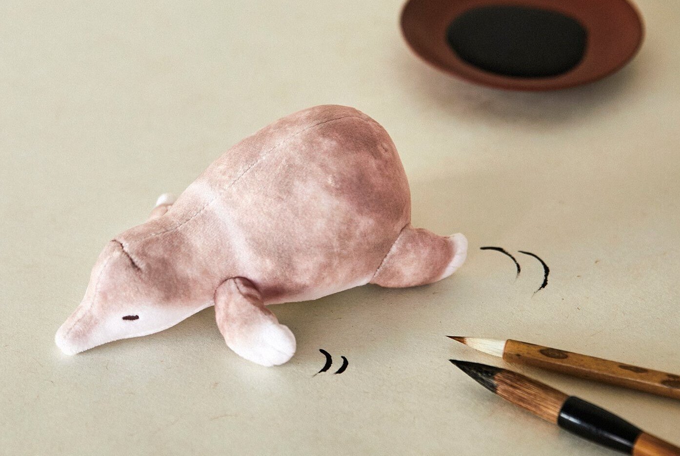 頼れるお掃除当番・ゆるかわモグラ！ 絵手本出身のモグラのほこり取り