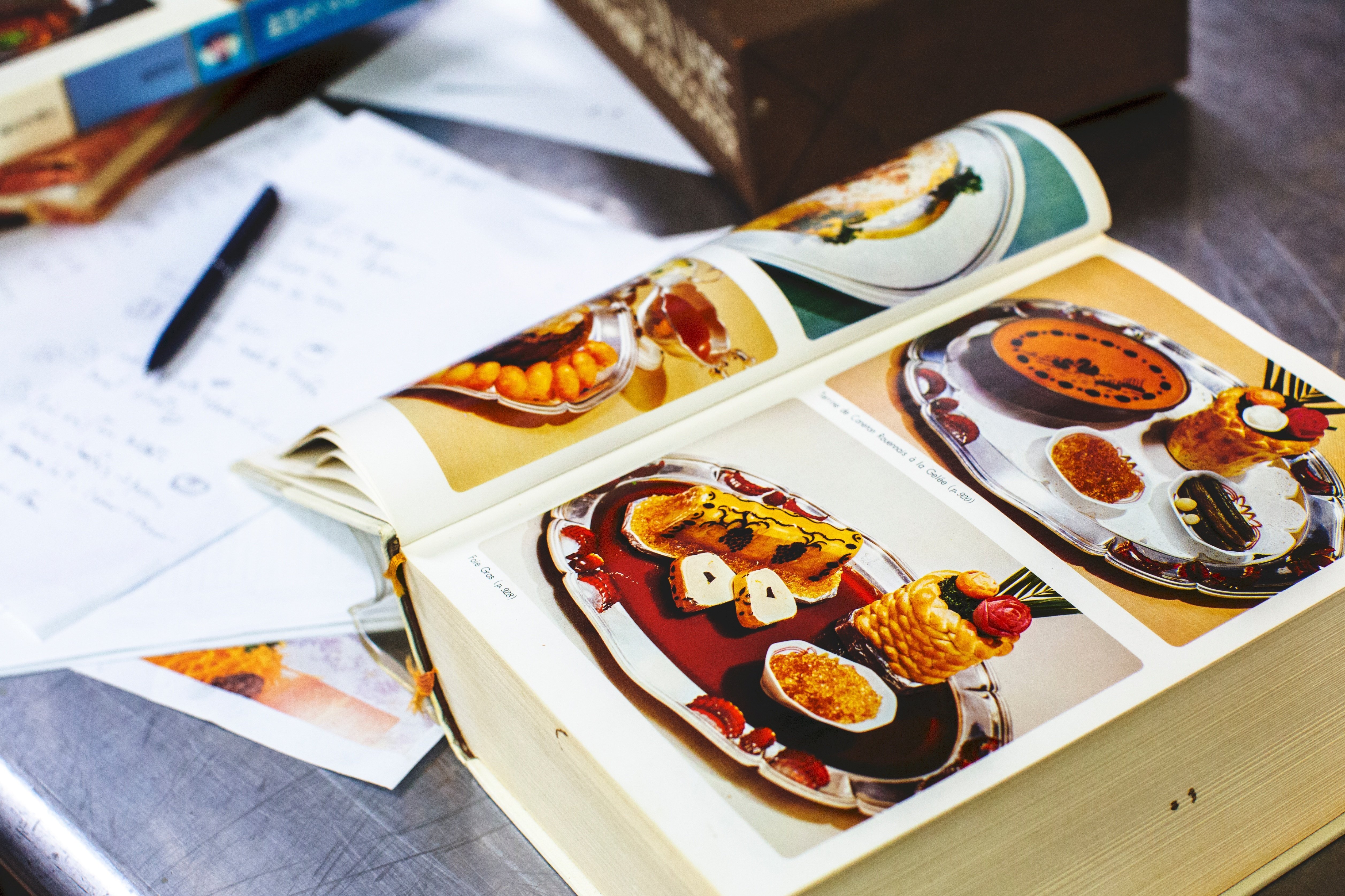 【中古美品】日本料理と天皇　約200ページ 中古美品】日本料理と天皇 約200ページ 日本料理と天皇 (Discover Japan