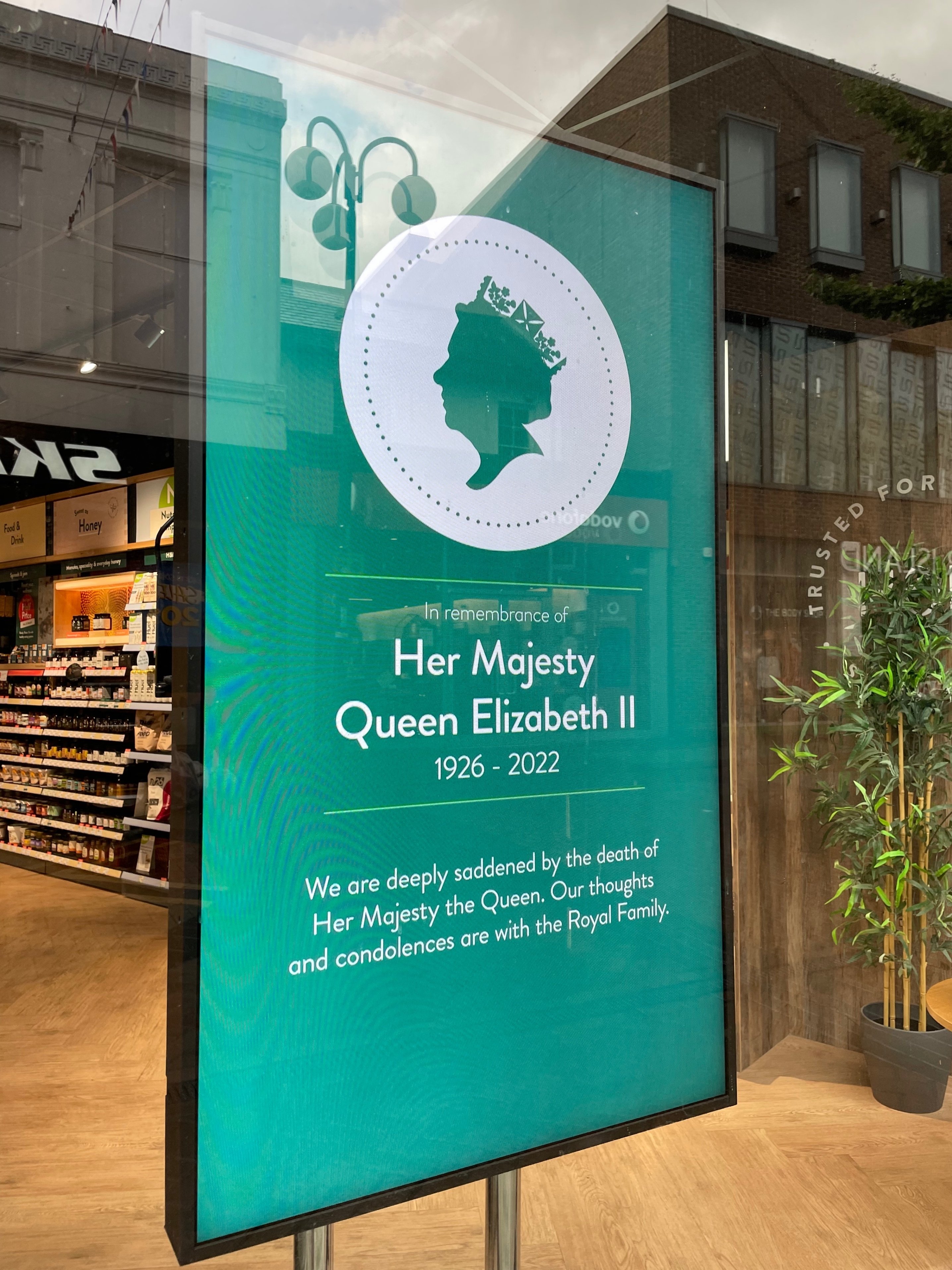 エリザベス女王が崩御、イギリスは今｜nanny embroidery