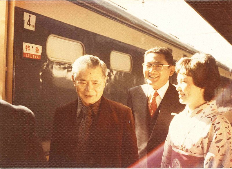 清水直子さんの父益男さん(中央)と母和恵さん(右)=清水直子さん提供