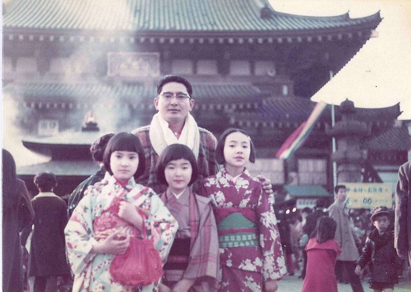 池上本門寺に初詣に訪れた父益男さんと直子さん（中央）ら3姉妹＝本人提供