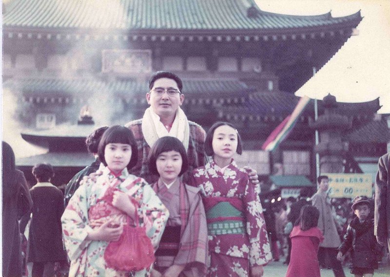 池上本門寺に初詣に訪れた父益男さんと直子さん(中央)ら3姉妹=本人提供