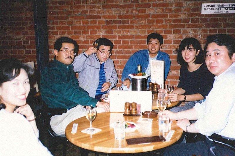 清水直子さん（右から2人目）と貿易会社の同僚たち＝1989年、本人提供