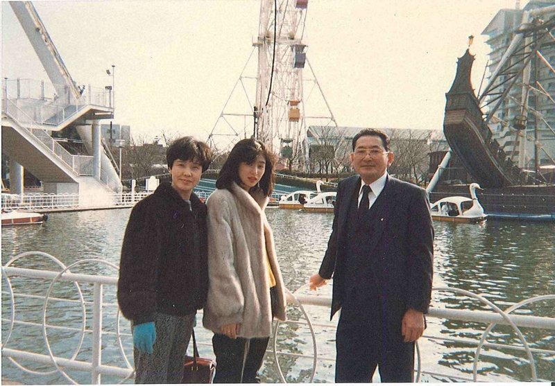 父母と清水直子さん(中央)=本人提供
