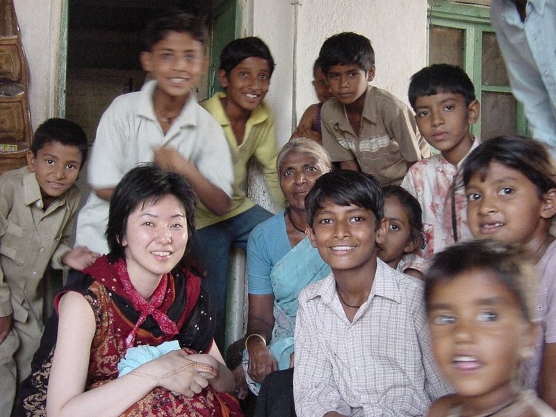 体調を癒やすためインド旅行に出かけた清水直子さん（左下）＝2004年、本人提供
