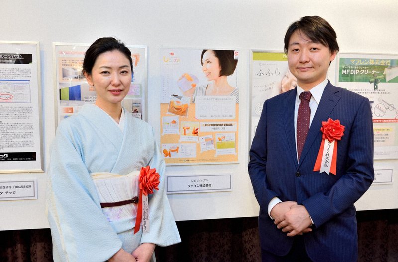 「ファイン」の清水直子社長（左）。夫の曲尾健一さん（右）と二人三脚で製品開発を進めている