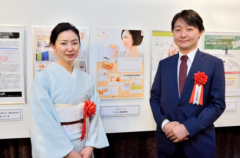 「ファイン」の清水直子社長(左)。夫の曲尾健一さん(右)と二人三脚で製品開発を進めている