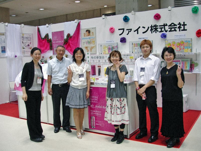記念写真に納まる清水直子さん(左端)と母和恵さん(右端)、ファインの社員たち=本人提供