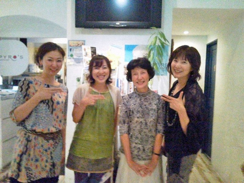 (左から)清水直子さん、長姉の薫さん、母和恵さん、次姉の緑さん=2013年、本人提供