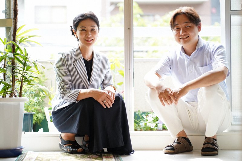 ファイン社長の清水直子さん(左)と、清水さんの夫でファインのデザイナー、曲尾健一さん