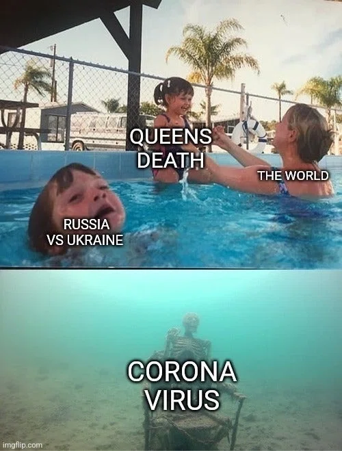 プールで楽しそうに遊んでいる親子(THE WORLDとQUEENS DEATHのキャプション付き)。その横で溺れる男子(RUSSIA VS UKRAINEのキャプション)。そして、深い海底に沈んでいる骸骨(CORONA VIRUSのキャプション)