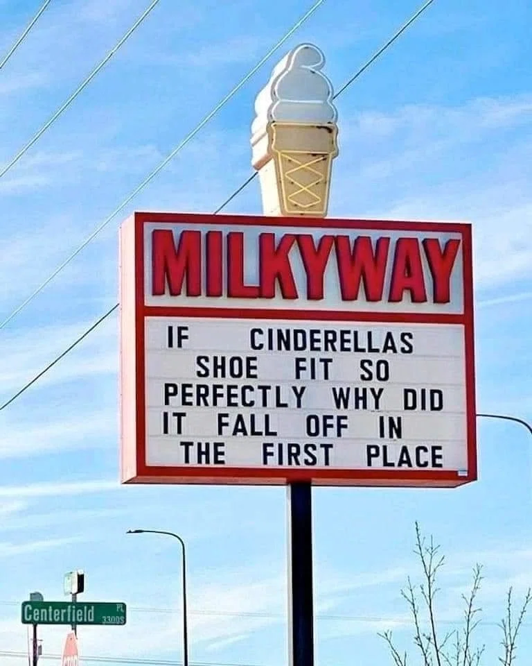 ロードサイドのアイスクリーム店の看板に"if Cinderellas shoe fit so perfectly Why did it fall off in the first place"と書いてある
