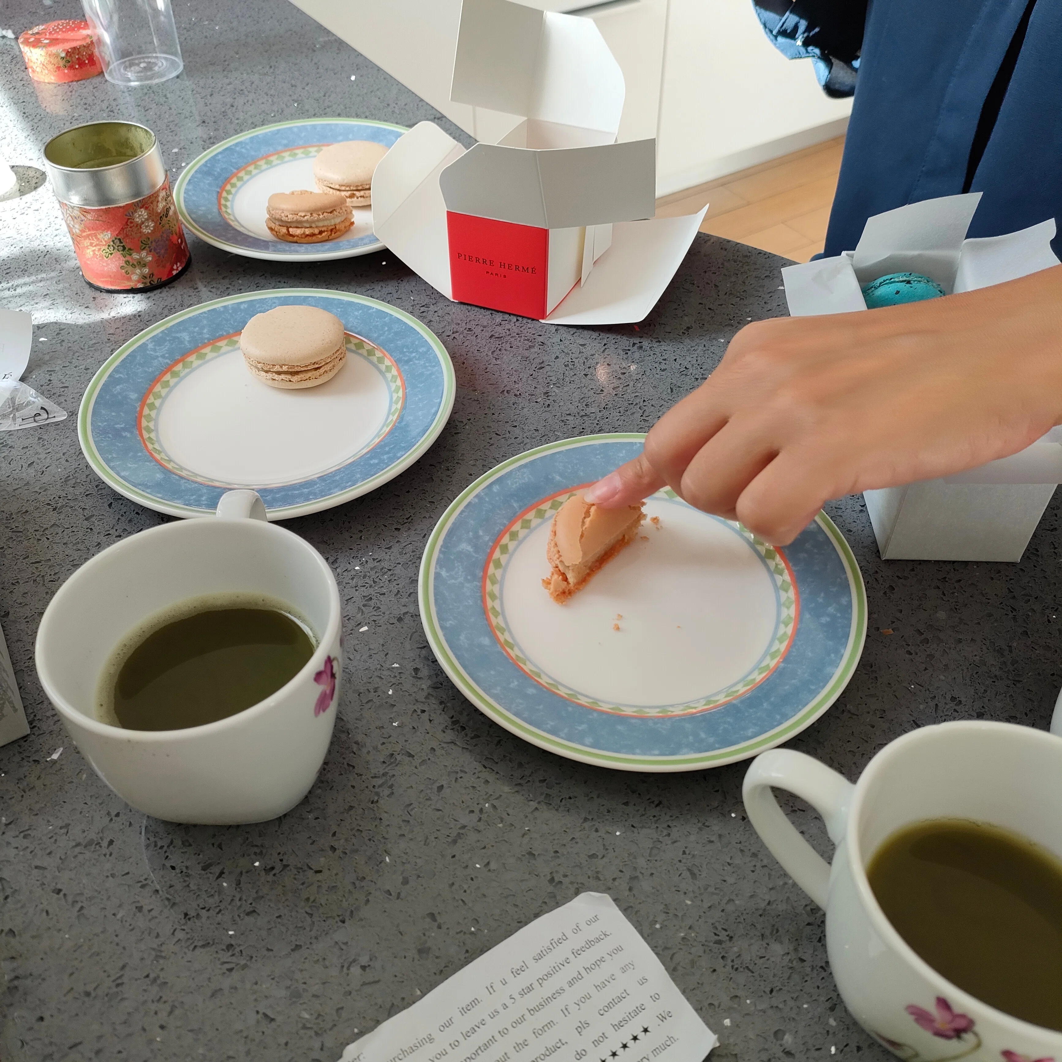 パリで真剣！マカロン食べ比べ！｜Tiramisu | 海外現地採用