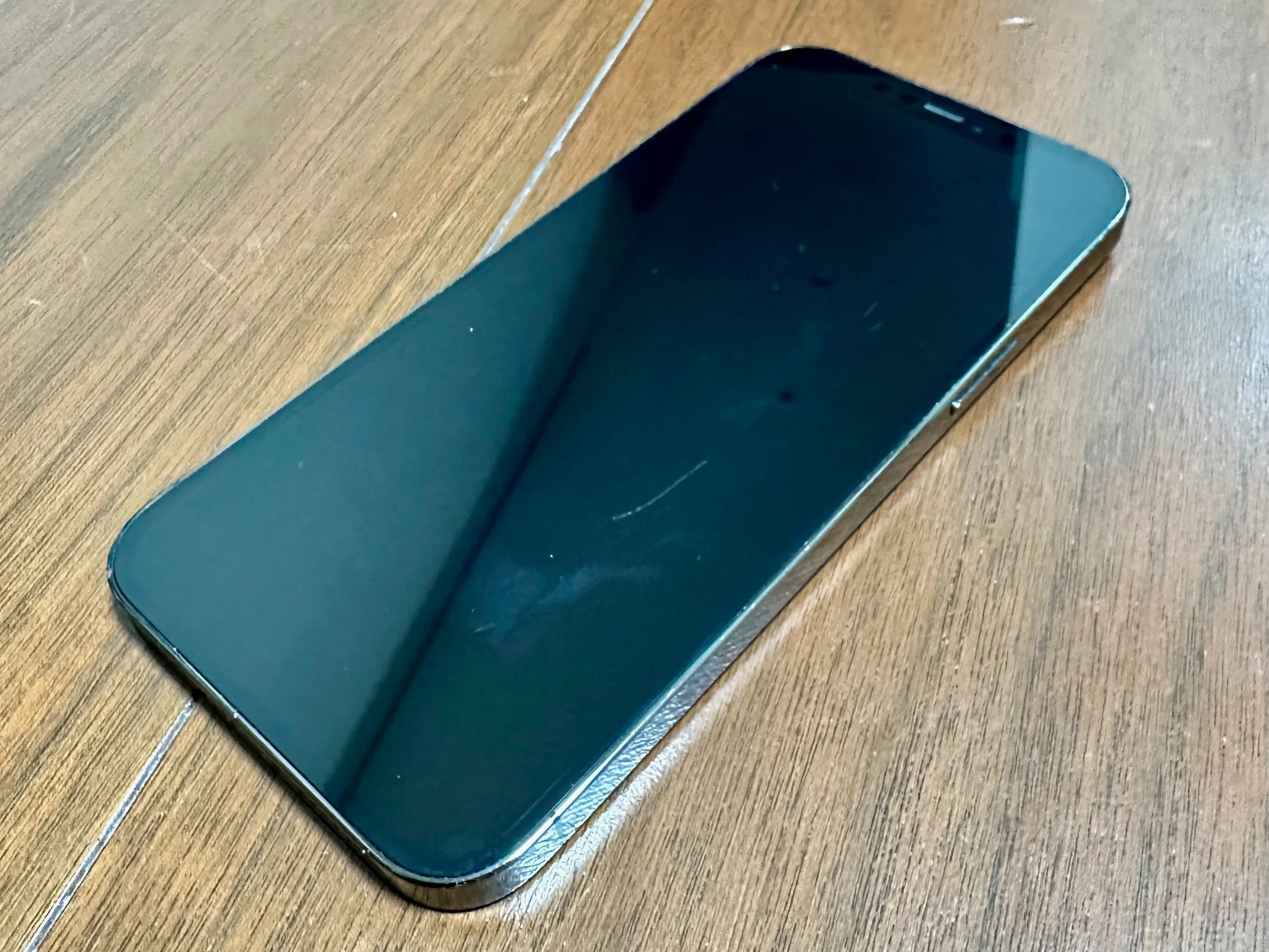 iPhone 14 Proの画面を守る！スマホコーティングは果たして効果がある