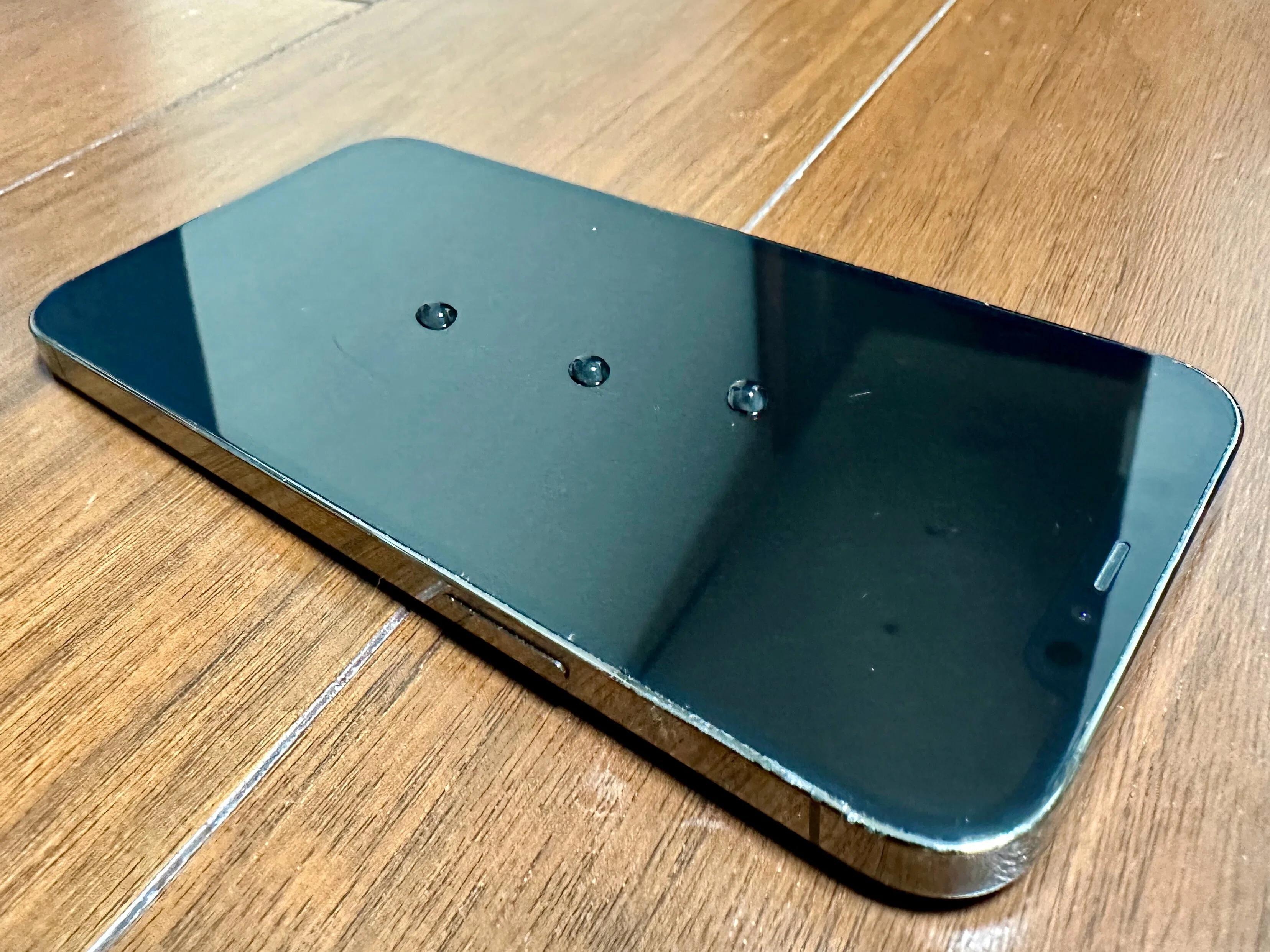 Apple iPhone 14 ガラスコーティング iPhone 14 Proの画面を守る！スマホコーティングは果たして効果がある