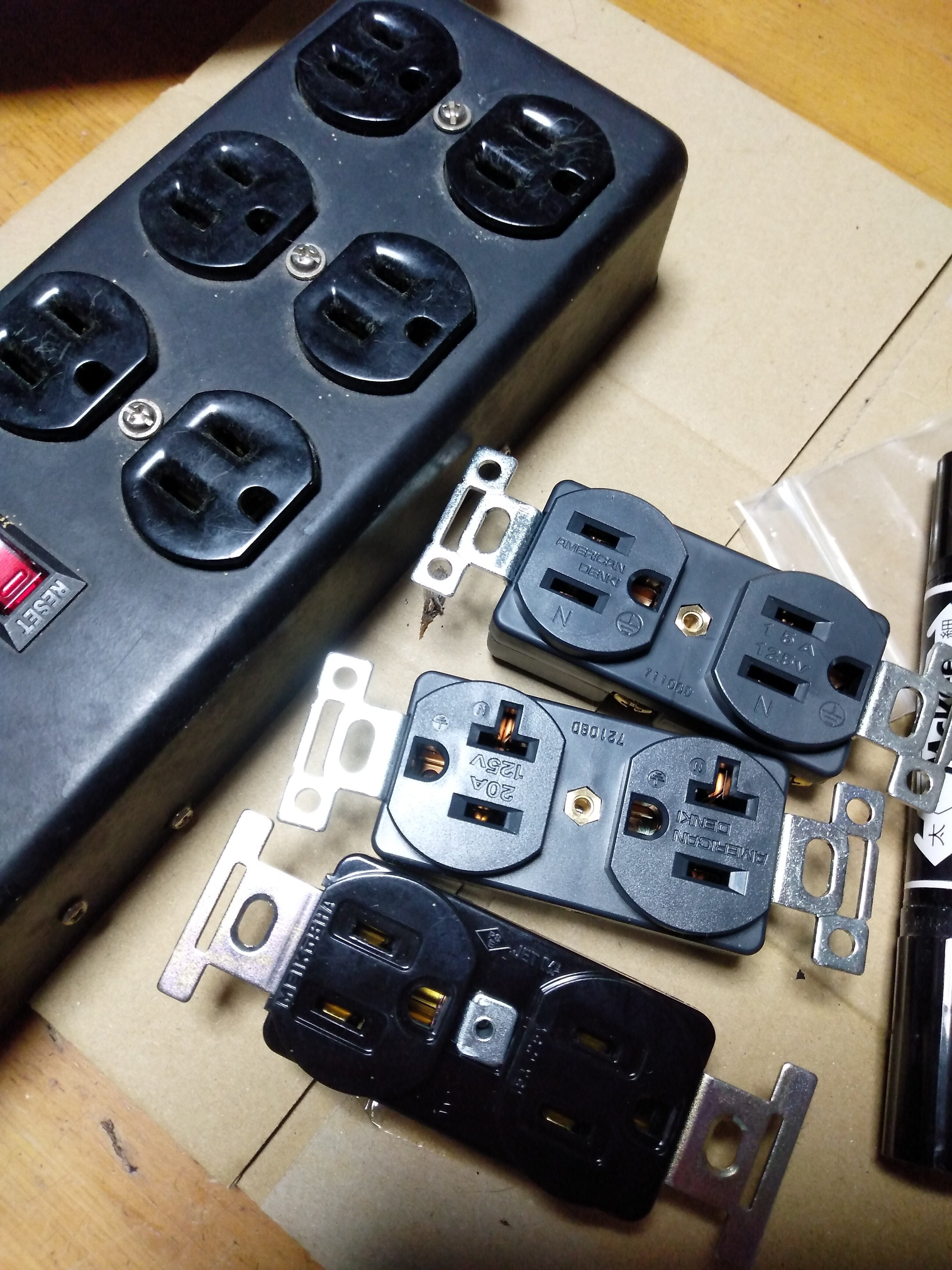 FURMAN SS-6B🔌電源タップコンセント交換🔌|ここ FURMAN SS-6B🔌電源タップコンセント交換🔌|ここ