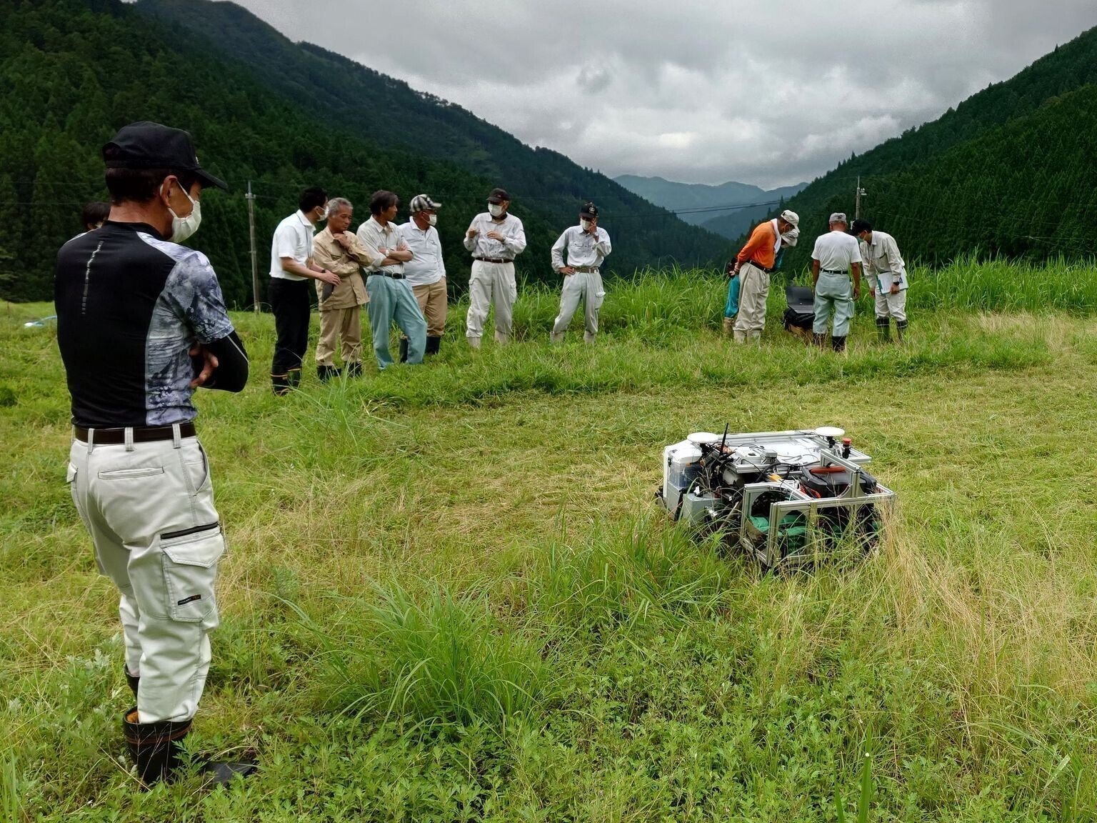 草刈り車両の運転をプレ実証！｜一般財団法人西粟倉むらまるごと研究所