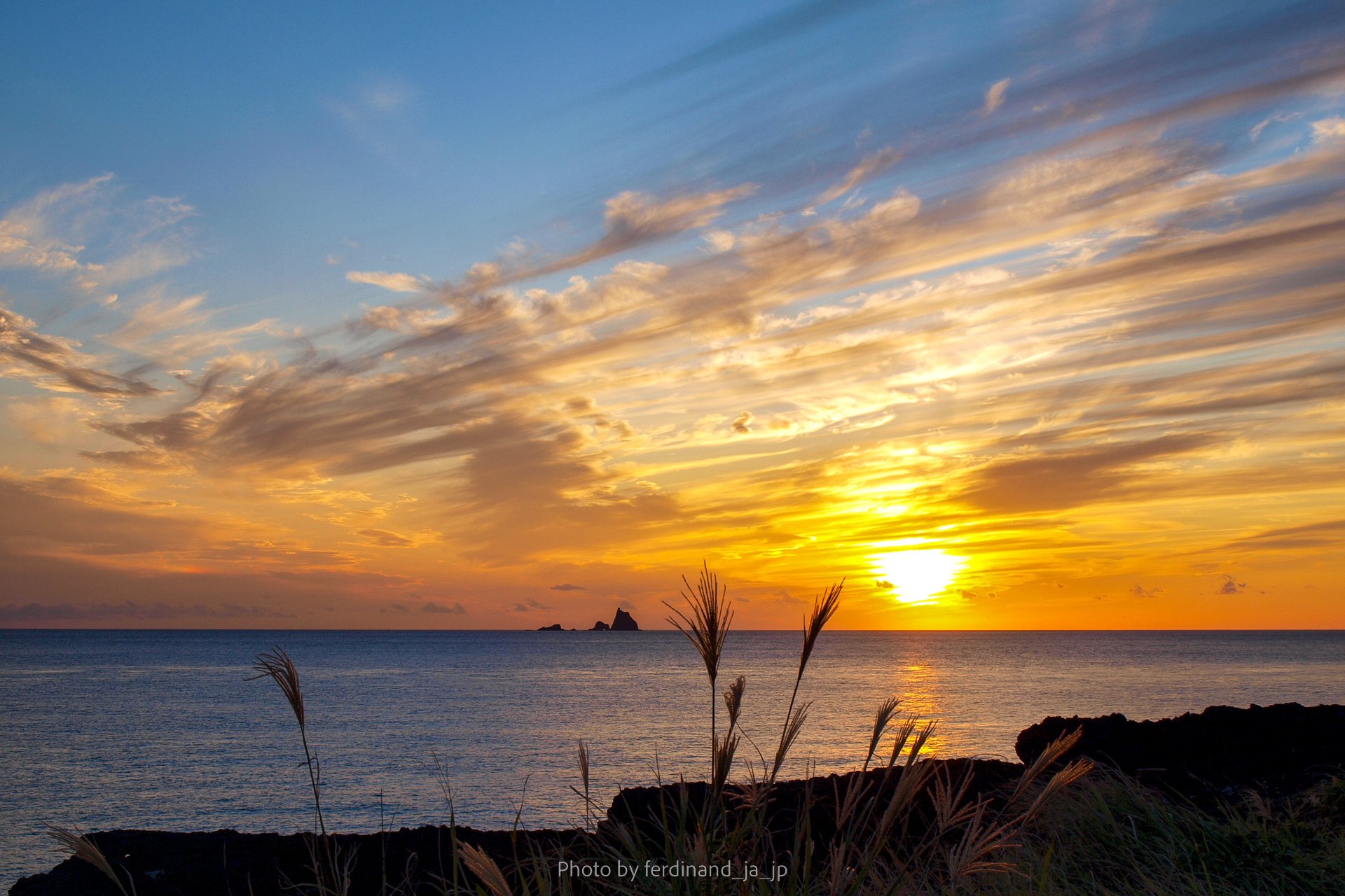 黄昏色の空 4 三宅島から見える三本嶽 うみやま 写信家 Note