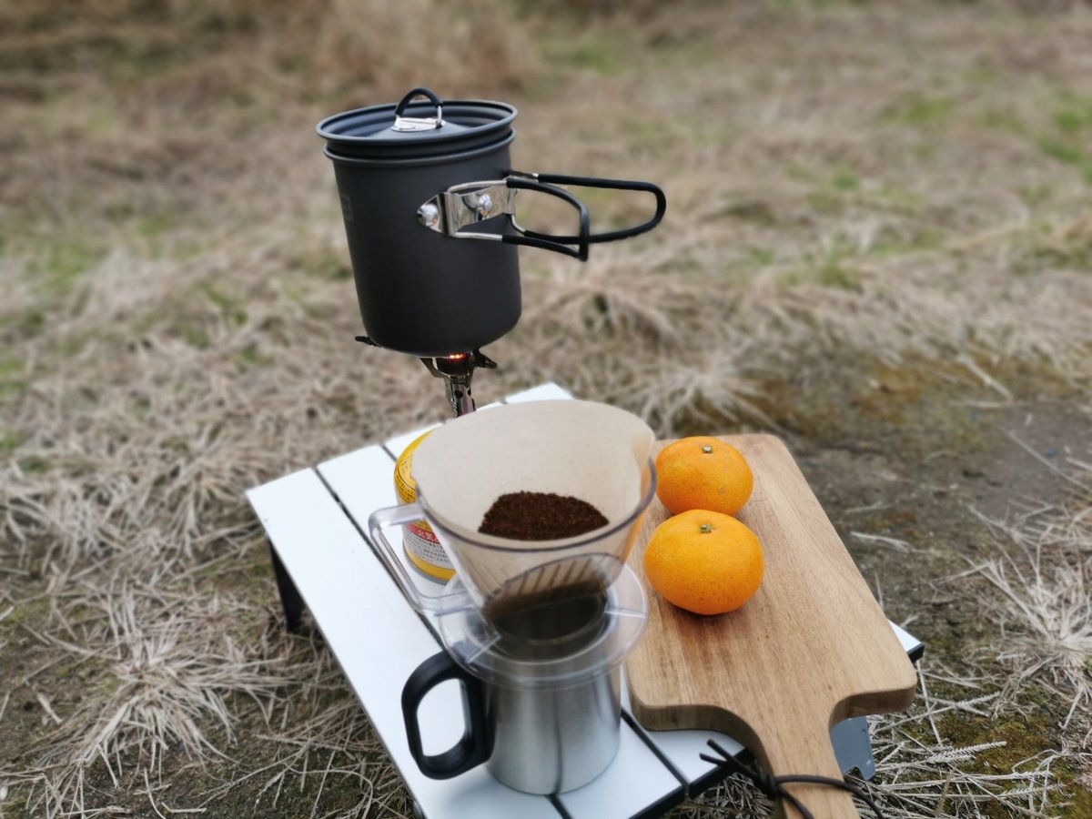 現場でキャンプグッズでコーヒーを沸かす様子