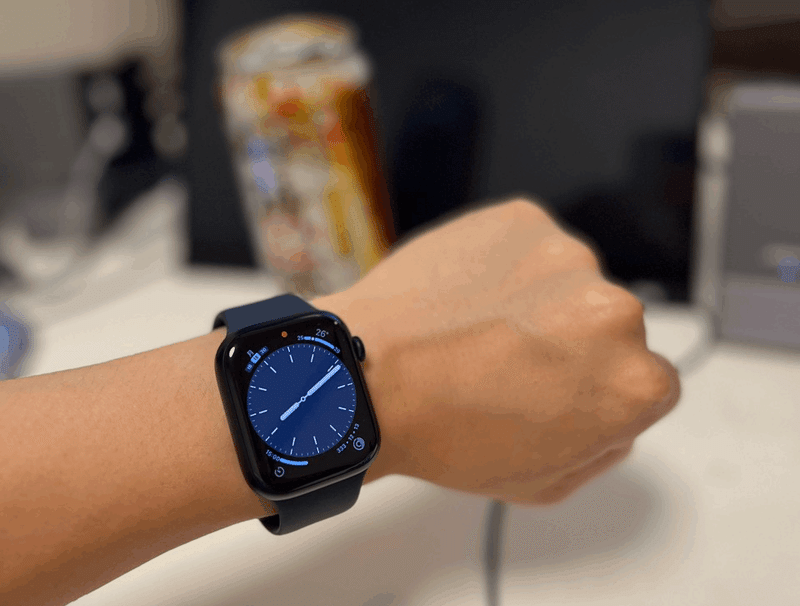 Apple Watch Series 8を腕につけている背景に秋味というビールがぼやけて写っている写真