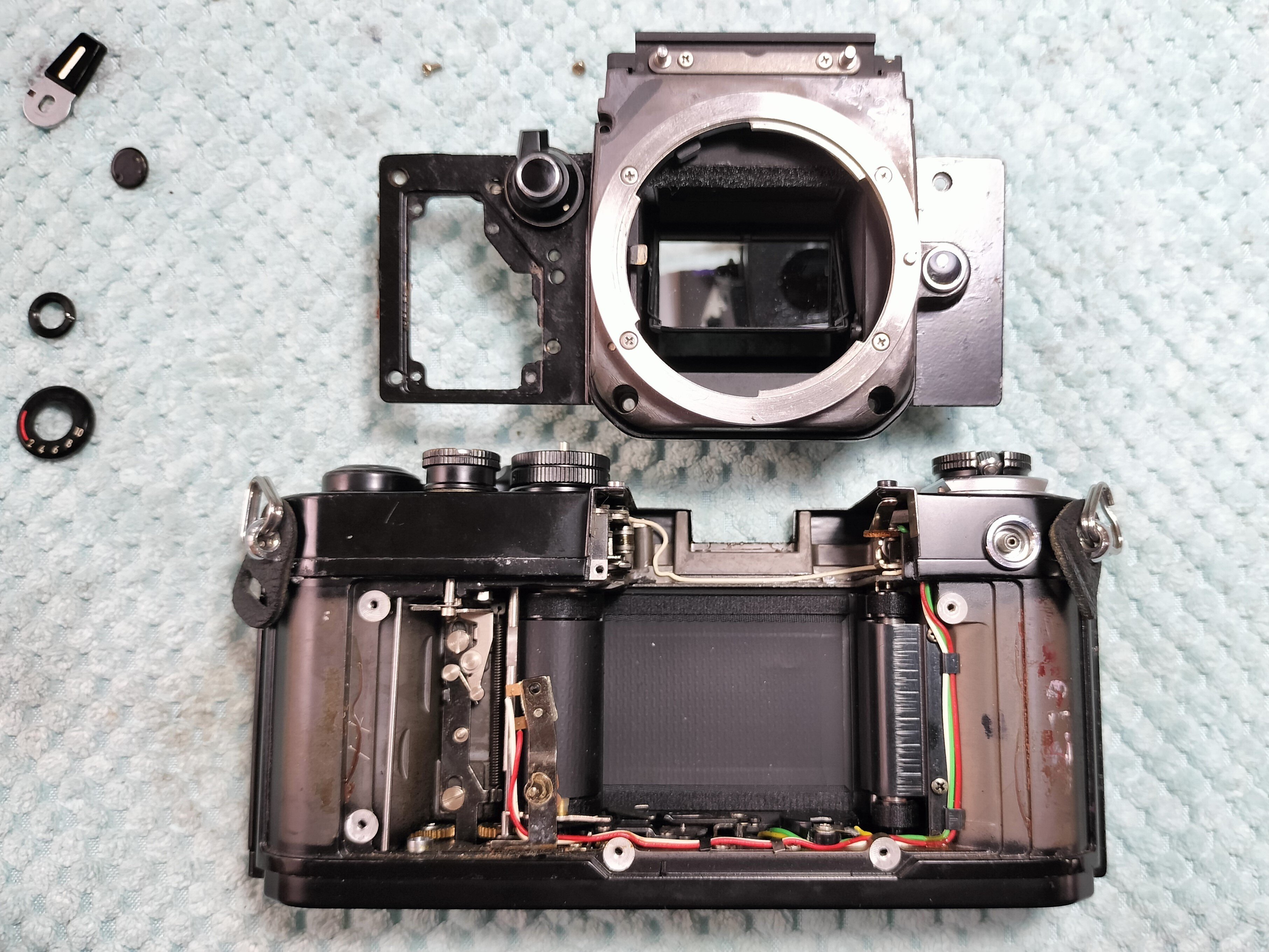 Nikon F2の分解｜フィルムカメラ修理のアクアカメラ