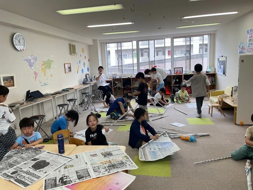 HILLOCK✖ミロアートラボ】220722新聞紙に群がって遊んでつくったもの