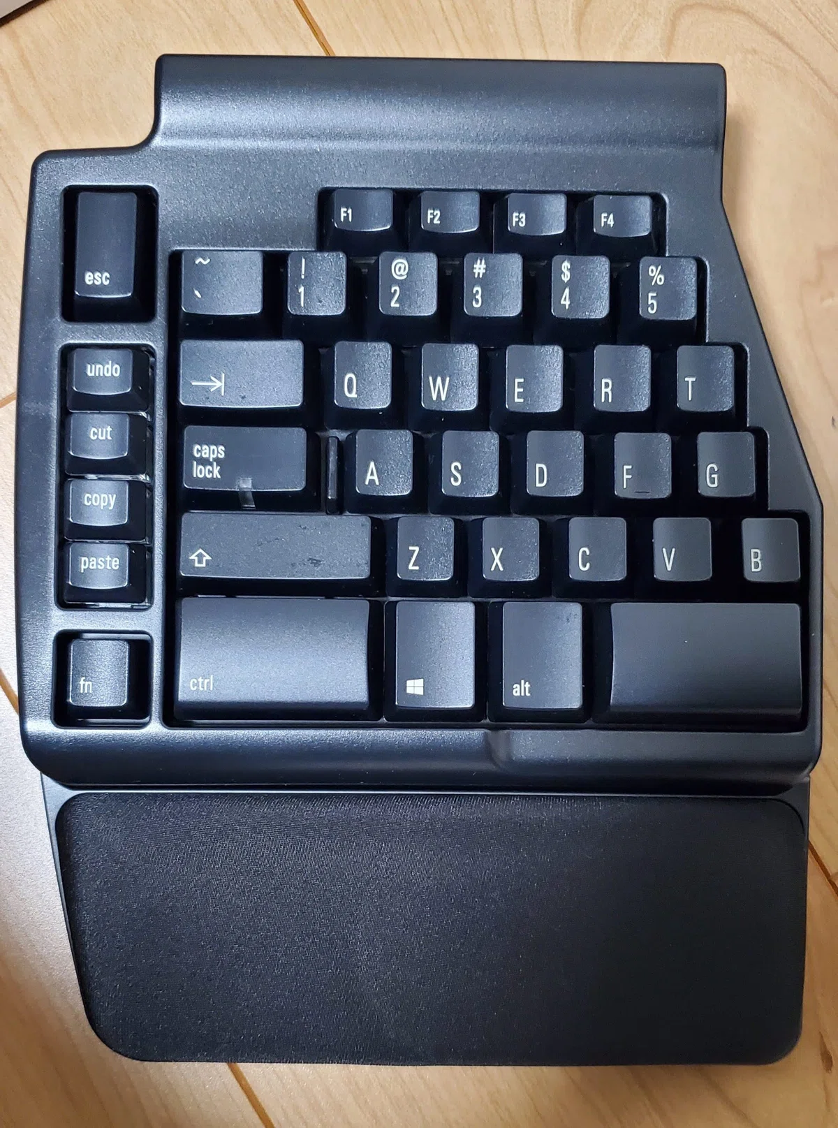初の分離型キーボード MATIAS Programmable Ergo Pro for Win FK403QPC 