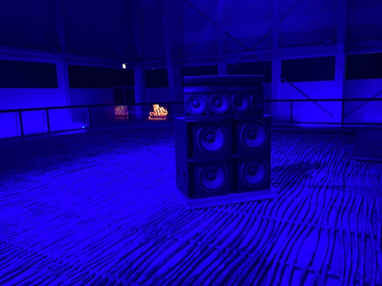 アンネ イムホフによるアンダーグラウンドの顕在化 闇からのマニフェストが突きつけられる空間と対峙する At 10 Note アンネ イムホフによるアンダーグラウンドの顕在化 闇からのマニフェストが突きつけられる空間と対峙する At 10 Note