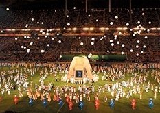 FIFAワールドカップ（サッカー）の開会セレモニーで公演するリトルエンジェルス芸術団。アジア初のW杯開催であり、日韓共同開催
