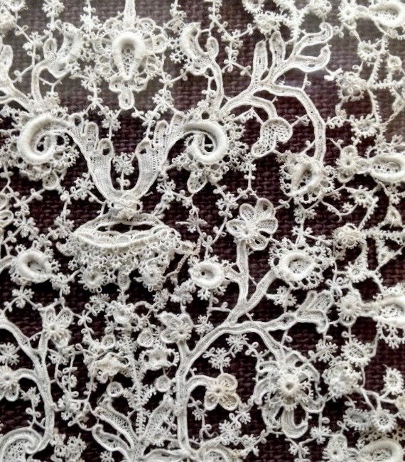 アンティーク ブラーノレース ポワンドヴェニス 番い鳥のニードルワーク ランナー アンティーク ブラーノレース ポワンドヴェニス 番い鳥の