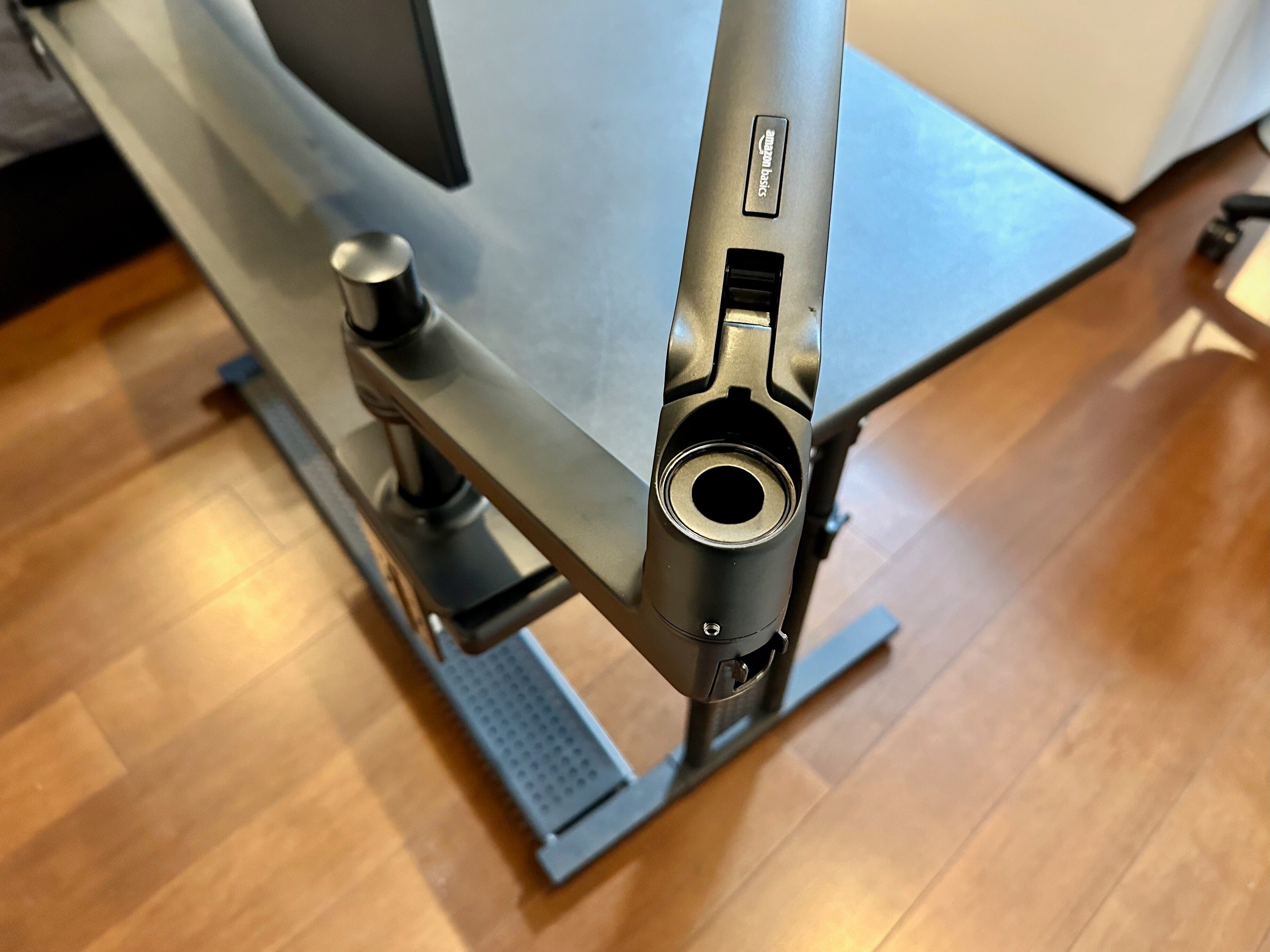 Amazonベーシック モニターアーム用マウントトレーを使って快適 Amazonベーシック モニターアーム用マウントトレーを使って快適
