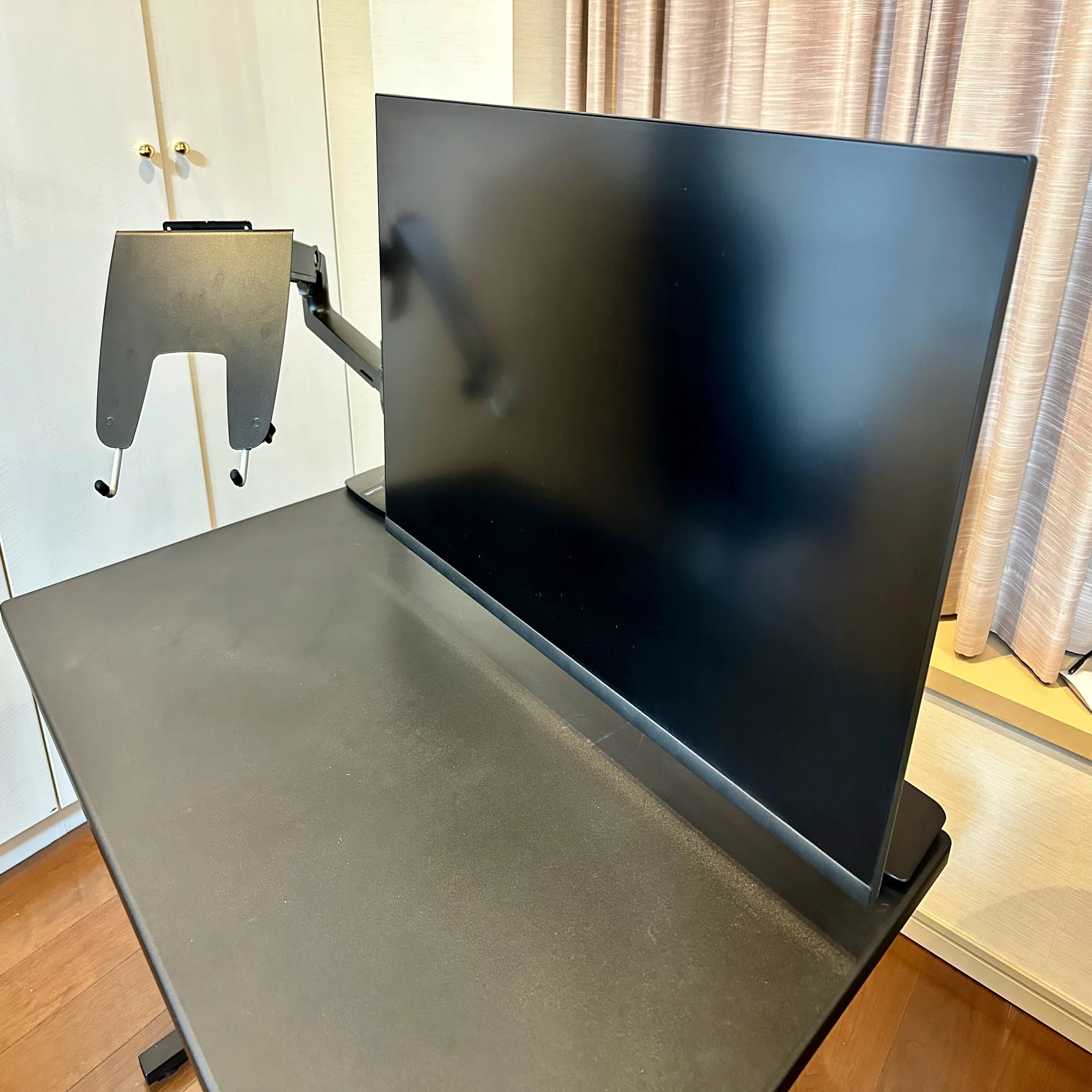Amazonベーシック モニターアーム用マウントトレーを使って快適な 