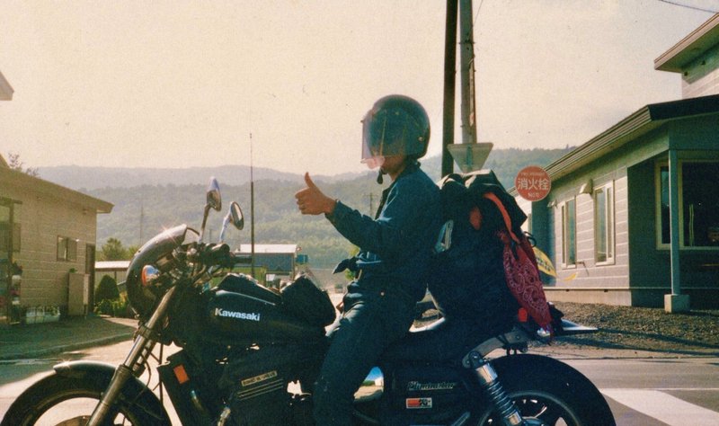 大学時代、バイクで北海道を旅行する小野篤人さん=本人提供