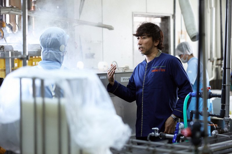 本家工場を見て回る染野屋の小野篤人社長(中央)=小川昌宏撮影