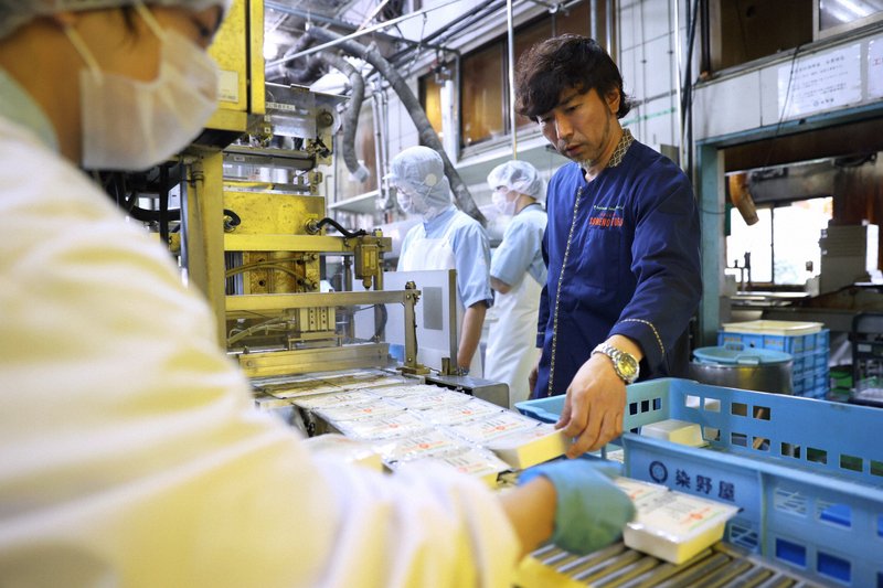 本店の工場を見て回る染野屋の小野篤人社長（右）＝小川昌宏撮影