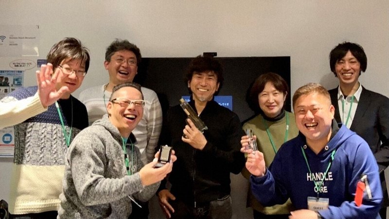 小野篤人さん(中央)と染野屋の幹部たち=本人提供