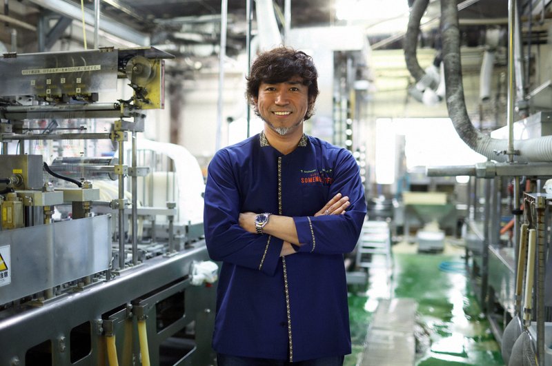 本店の工場に立つ染野屋の小野篤人社長=小川昌宏撮影