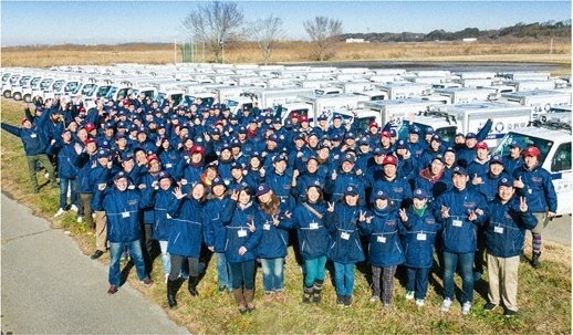 染野屋の社員たち＝同社提供