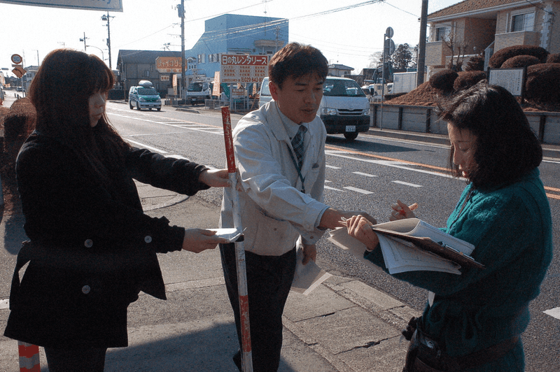 放射線量を測定する茨城県土浦市の職員ら。原発事故の直後、東日本の各地は風評被害に苦しんだ＝同市で2012年1月、福沢光一撮影