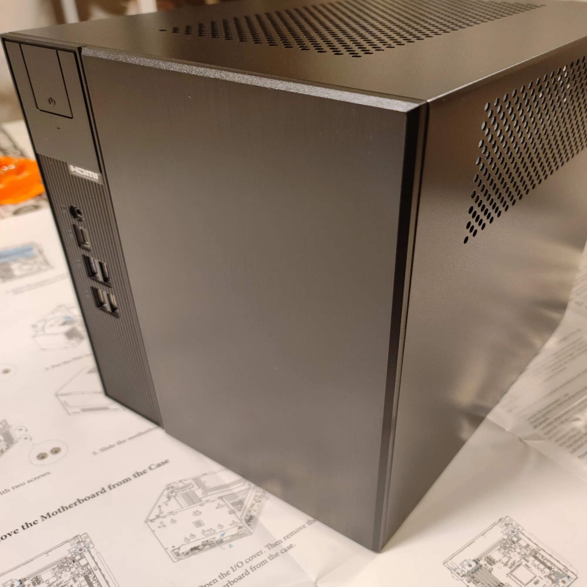 Deskmeet X300でコンパクトなUbuntu PCを組み立てる｜brown