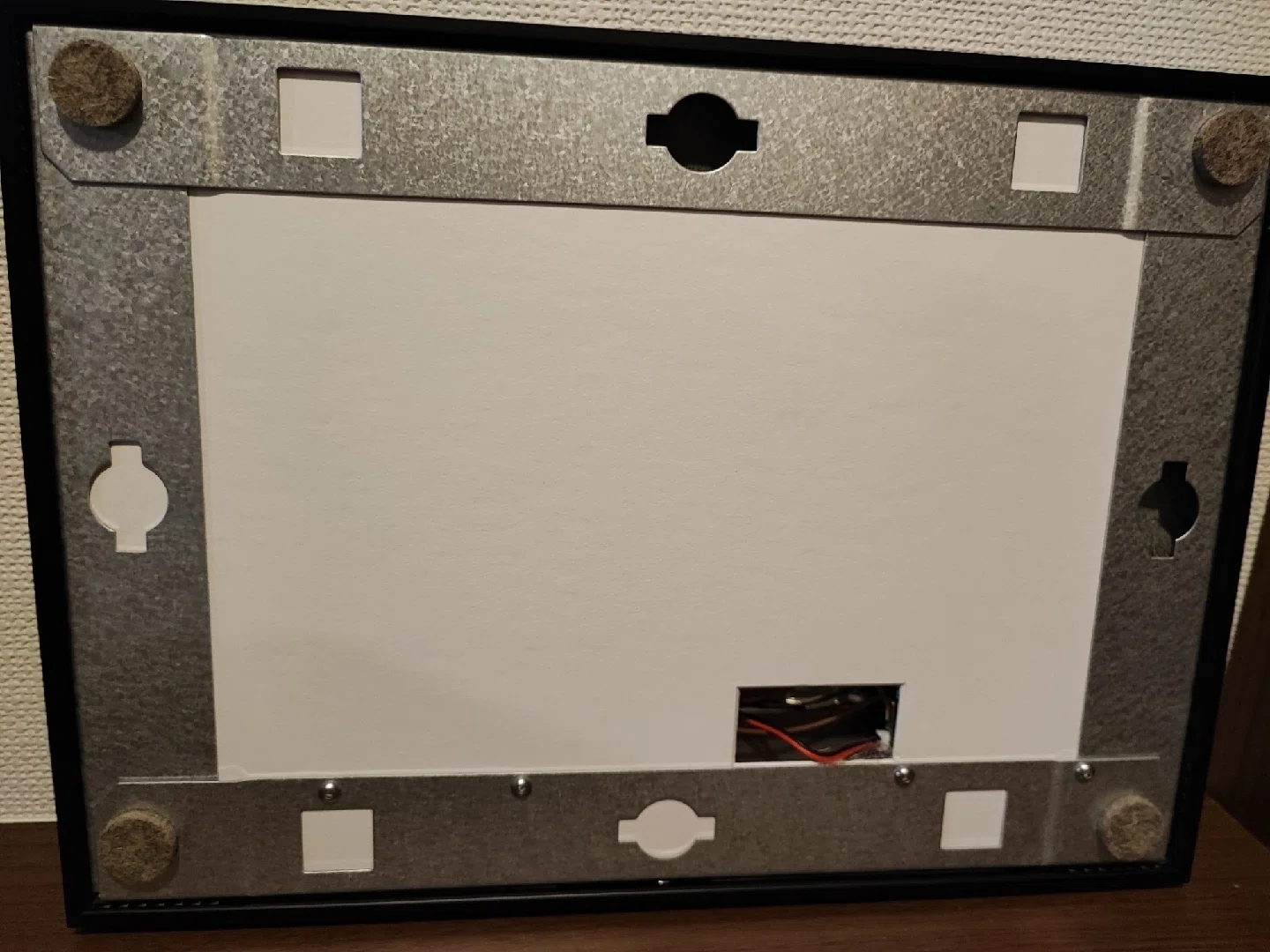 電子ペーパーでワイヤレスなデジタルフォトフレーム「Frame Labs