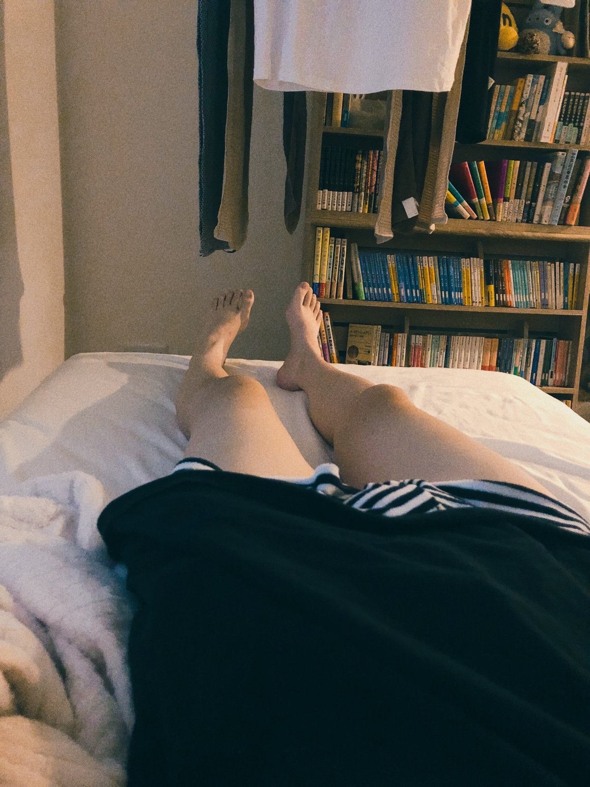 ベッドに横たわっている写真。
