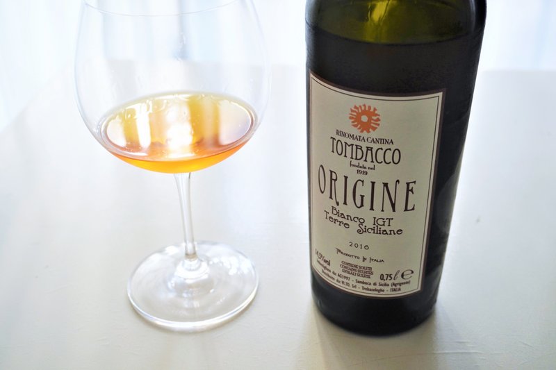 ＜函館＆札幌の旅（回顧録）no.31＞ 「トンバッコ　オリジーネ　ビアンコ（2010）」（Tombacco ORIGINE bianco 2010)）。 なんと！シチリアのオレンジワインを、札幌のワインショップ・フジヰさんで、ご紹介頂くとは思っていなくて、ビックリ。シチリアらしいブドウ品種（グリッロ種とジビッボ種）で造られ、芳醇な香りが素晴らしい。チーズと一緒に、ゆっくりと堪能しました。